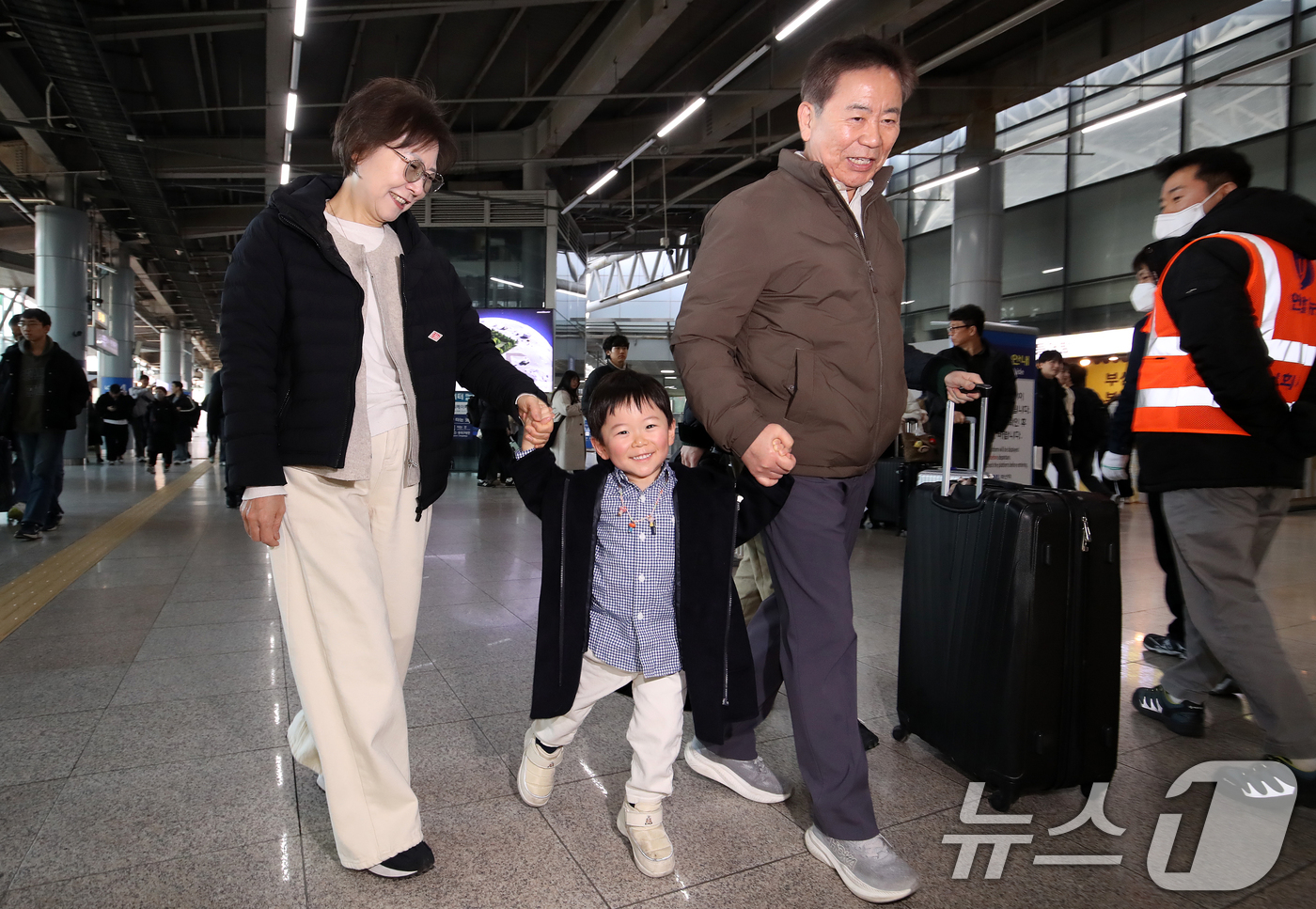 (부산=뉴스1) 윤일지 기자 = 설 연휴를 하루 앞둔 24일 오후 부산 동구 부산역에서 귀성한 가족을 마중 나온 할아버지와 할머니를 만난 손자가 환하게 웃고 있다. 2026.2.1 …