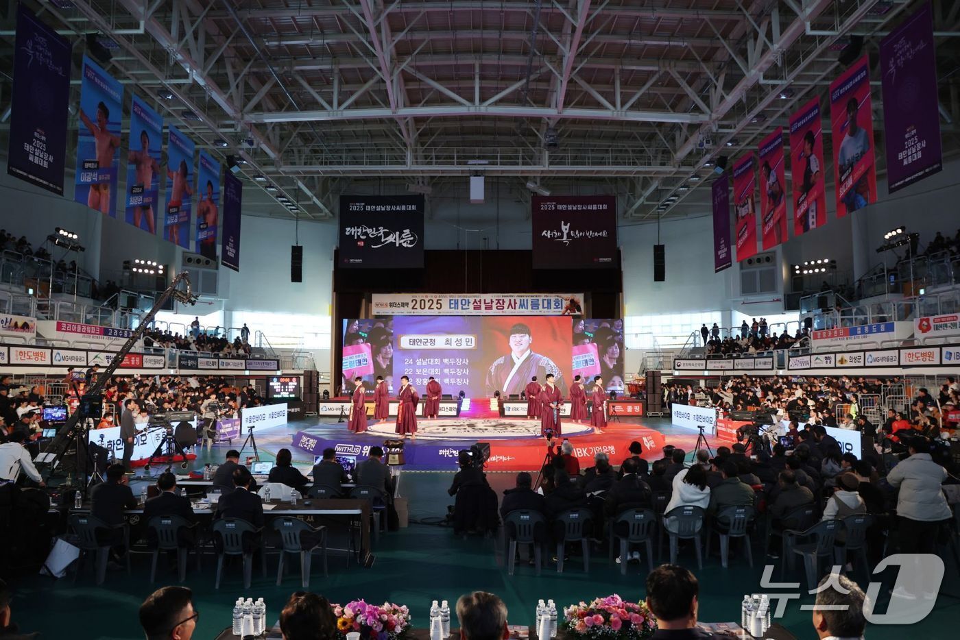 본문 이미지 - 지난해  태안 설날 장사씨름대회 모습(태안군 제공. 재판매 및 DB금지)2026.2.15/뉴스1