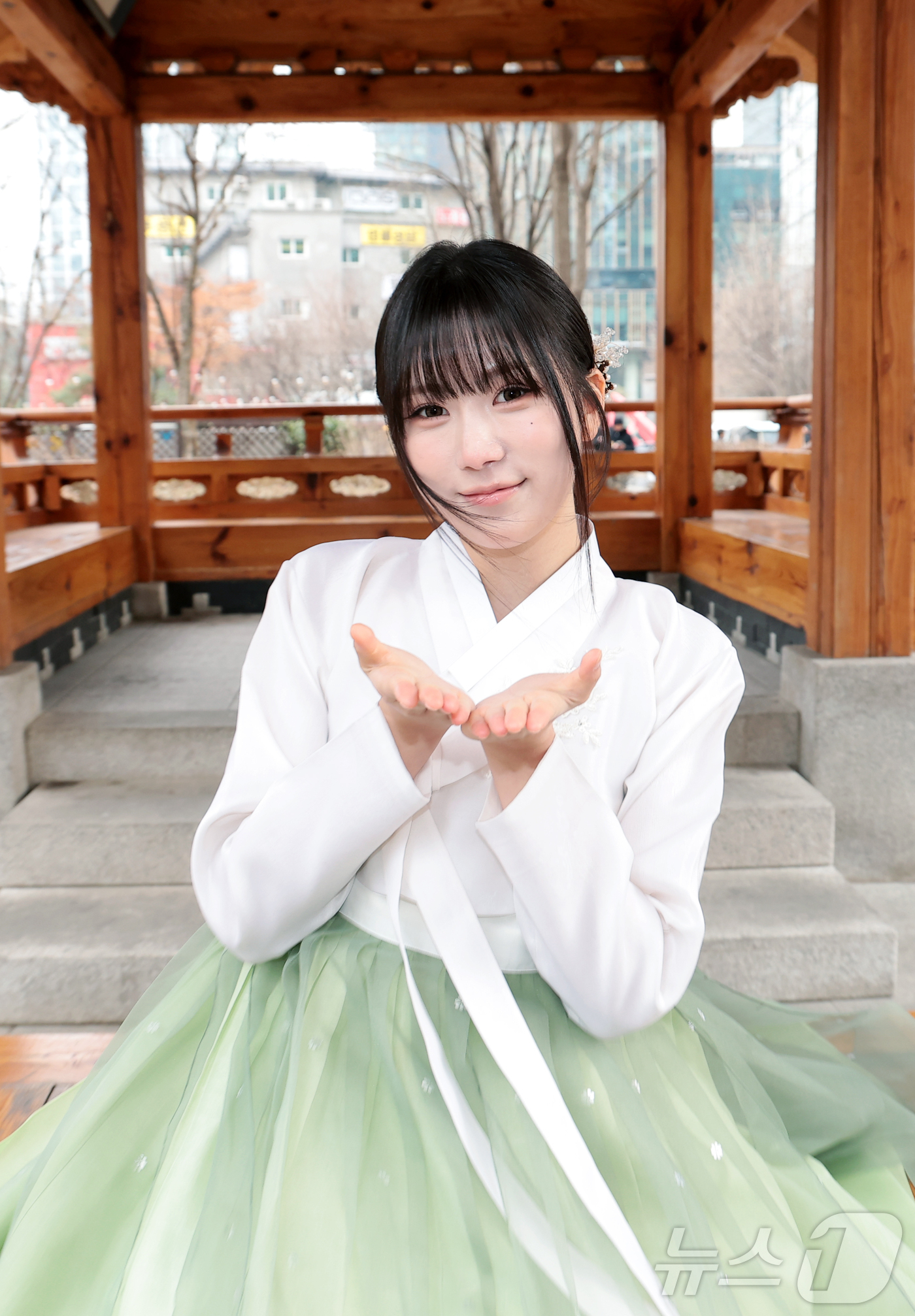 (서울=뉴스1) 권현진 기자 = 걸그룹 이프아이(ifeye) 태린이 서울 종로구 뉴스1 인근에서 한복을 곱게 차려입고 새해 인사를 전하고 있다. 2026.2.16/뉴스1