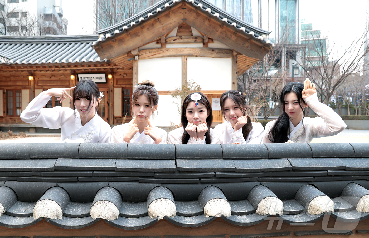 (서울=뉴스1) 권현진 기자 = 걸그룹 이프아이(ifeye)가 서울 종로구 뉴스1 인근에서 한복을 곱게 차려입고 새해 인사를 전하고 있다. 2026.2.16/뉴스1