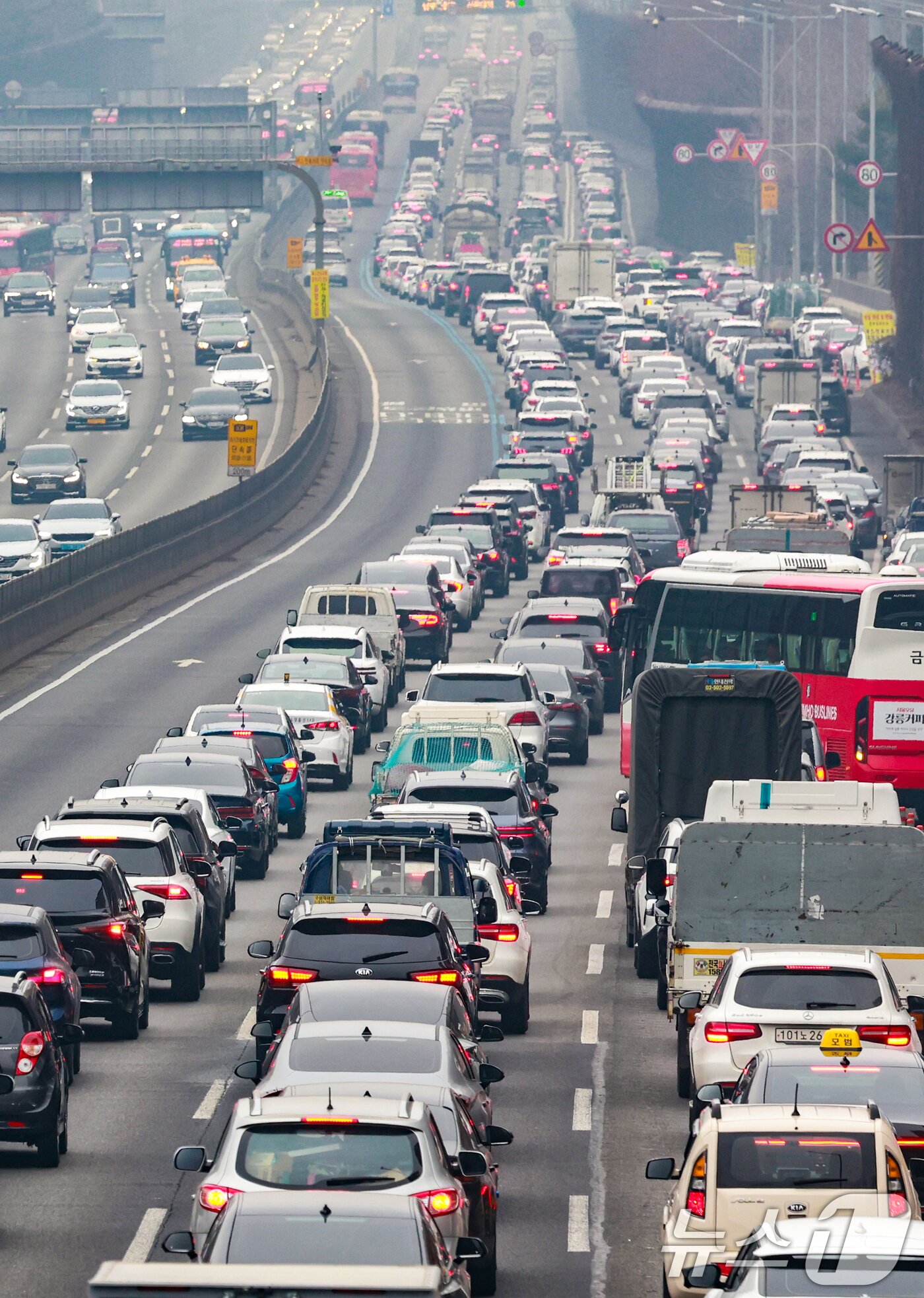 본문 이미지 - 설 연휴를 하루 앞둔 13일 서울 서초구 잠원IC 인근 경부고속도로 하행선이 정체를 빚고 있다.  2026.2.13 ⓒ 뉴스1 이호윤 기자