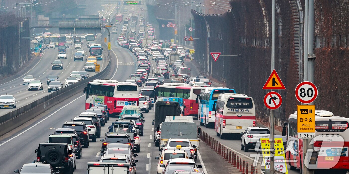 본문 이미지 - 설 연휴를 하루 앞둔 13일 서울 서초구 잠원IC 인근 경부고속도로 하행선이 정체를 빚고 있다.  2026.2.13 ⓒ 뉴스1 이호윤 기자