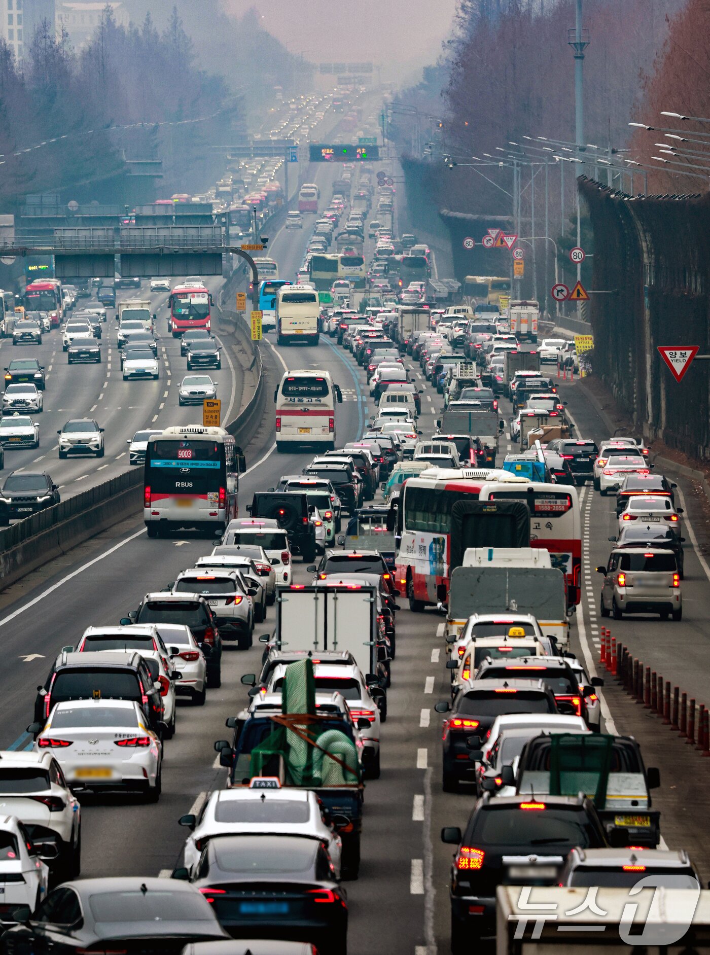본문 이미지 - 설 연휴를 하루 앞둔 13일 서울 서초구 잠원IC 인근 경부고속도로 하행선이 정체를 빚고 있다.  2026.2.13 ⓒ 뉴스1 이호윤 기자