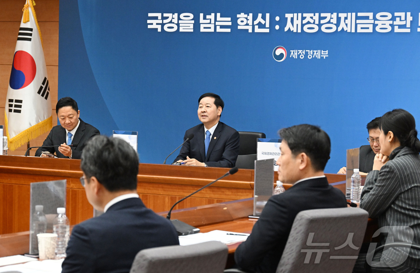 (서울=뉴스1) = 구윤철 부총리 겸 재정경제부 장관이 13일 서울 종로구 정부서울청사에서 열린 '부총리·재정경제금융관 혁신사례 토론회'에서 모두발언을 하고 있다. (재정경제부 제 …