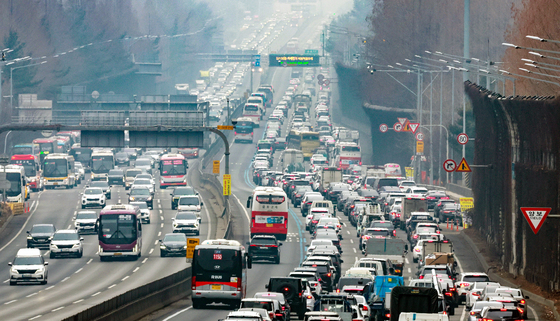 귀성길 차량들로 붐비는 도로
