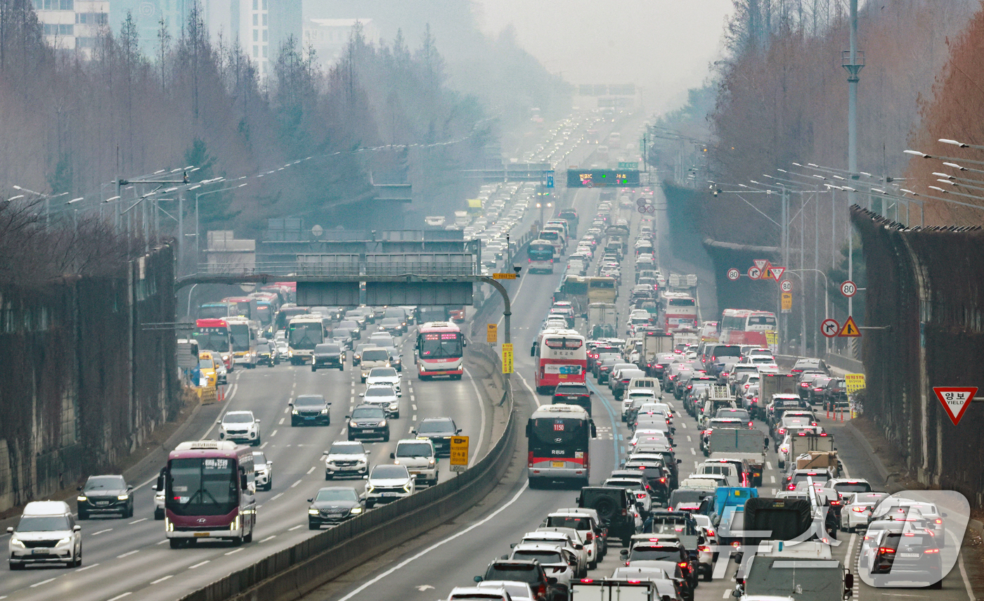 (서울=뉴스1) 이호윤 기자 = 설 연휴를 하루 앞둔 13일 서울 서초구 잠원IC 인근 경부고속도로 하행선이 정체를 빚고 있다. 한국도로공사에 따르면 이날 전국에서 554만 대가 …