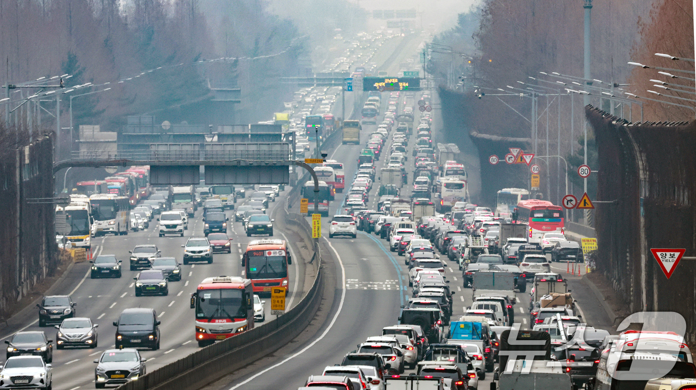 (서울=뉴스1) 이호윤 기자 = 설 연휴를 하루 앞둔 13일 서울 서초구 잠원IC 인근 경부고속도로 하행선이 정체를 빚고 있다. 한국도로공사에 따르면 이날 전국에서 554만 대가 …