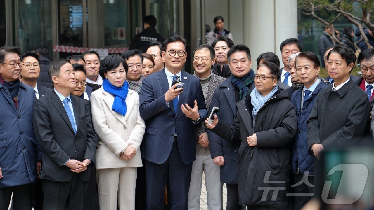 (서울=뉴스1) = 송영길 소나무당 대표가 13일 서울 서초구 고등법원에서 더불어민주당 전당대회 돈봉투 의혹 사건과 관련, 특정범죄가중처벌법상 뇌물 혐의 항소심 무죄를 선고받은 뒤 …