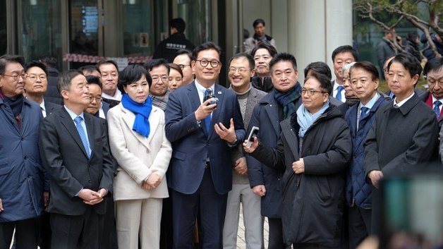 '돈봉투 2심 무죄' 송영길 "소나무당 해산, 민주당 복당할 것"