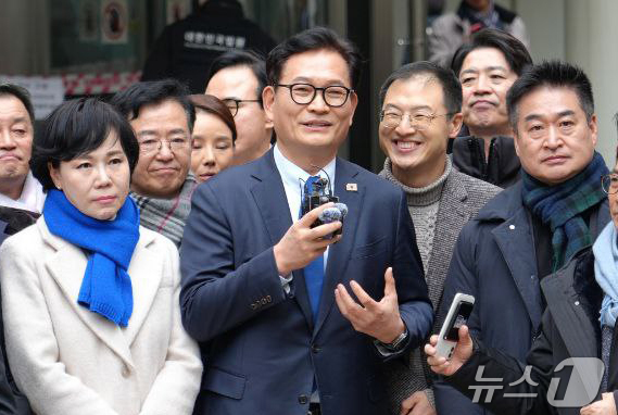 (서울=뉴스1) = 송영길 소나무당 대표가 13일 서울 서초구 고등법원에서 더불어민주당 전당대회 돈봉투 의혹 사건과 관련, 특정범죄가중처벌법상 뇌물 혐의 항소심 무죄를 선고받은 뒤 …