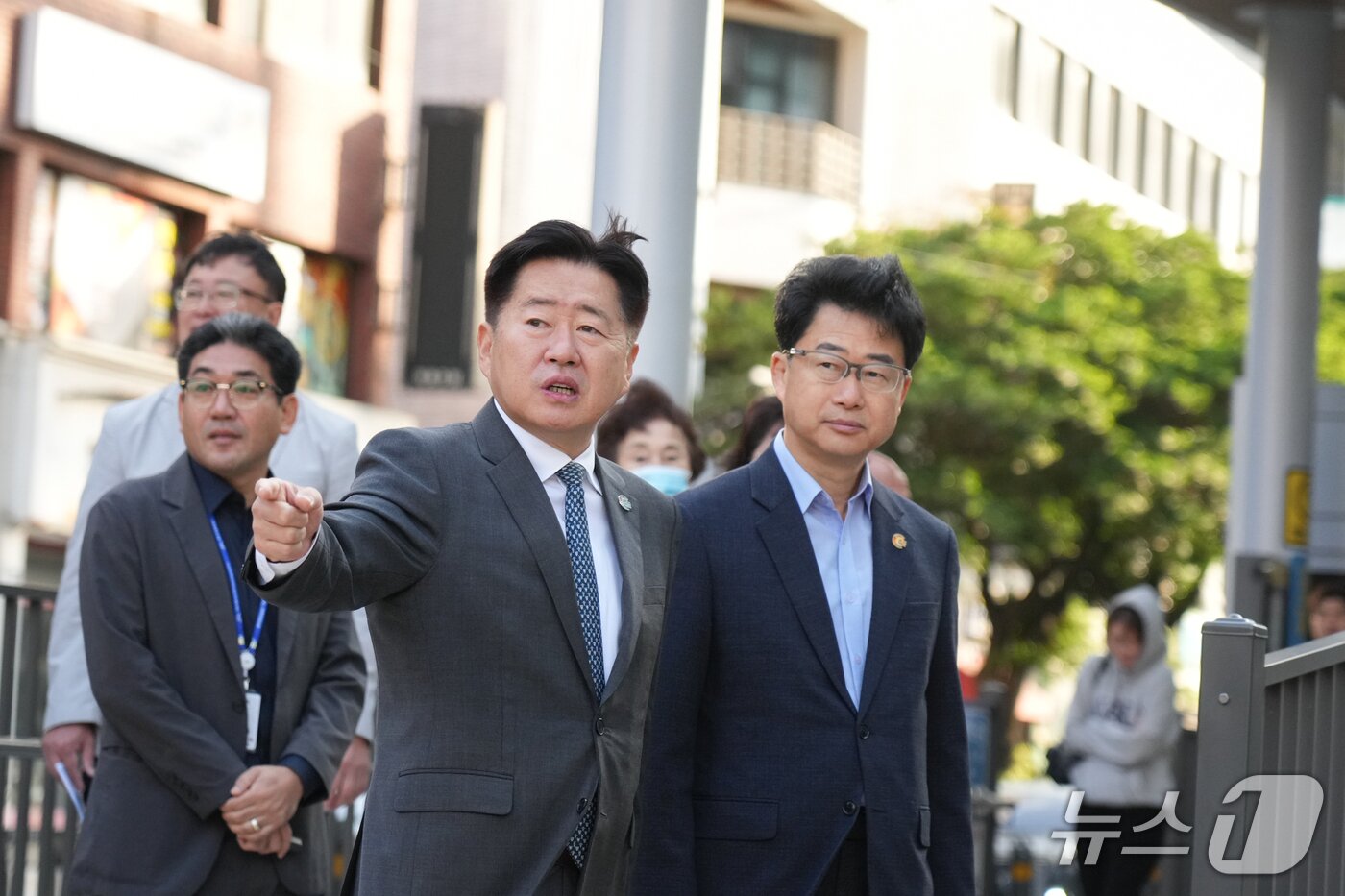본문 이미지 - 오영훈 지사가 BRT 구간 현장을 점검하고 있다(제주도 제공. 재판매 및 DB금지)/뉴스1