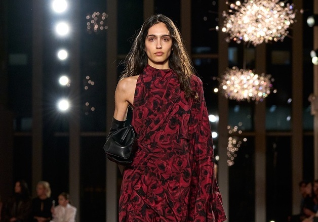 마이클 코어스, 45주년 기념 2026 가을·겨울 컬렉션 런웨이 쇼 공개