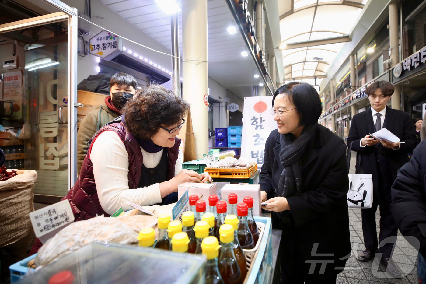 (서울=뉴스1) = 한성숙 중소벤처기업부 장관이 13일 서울 서대문구 포방터시장을 방문해 장을 보며 상인과 대화하고 있다. (중소벤처기업부 제공. 재판매 및 DB 금지) 2026. …