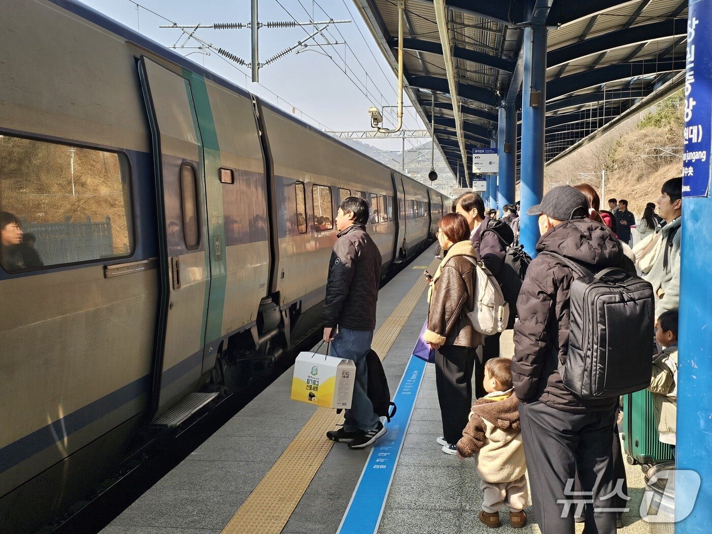 본문 이미지 - 설 연휴를 하루 앞둔 13일 창원중앙역 승강장에서 귀성객들이 열차를 기다리고 있다. 2026.2.13 ⓒ 뉴스1 박민석 기자