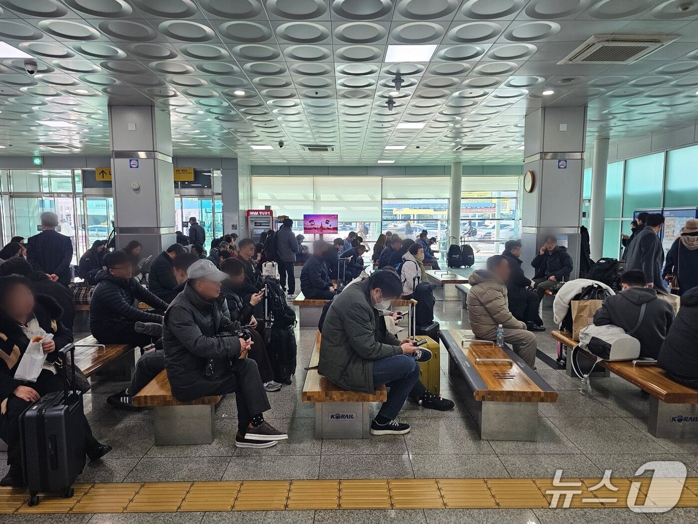 본문 이미지 - 설 연휴를 하루 앞둔 13일 창원중앙역 대합실에 귀성객들이 열차를 기다리고 있다. 2026.2.13 ⓒ 뉴스1 박민석 기자