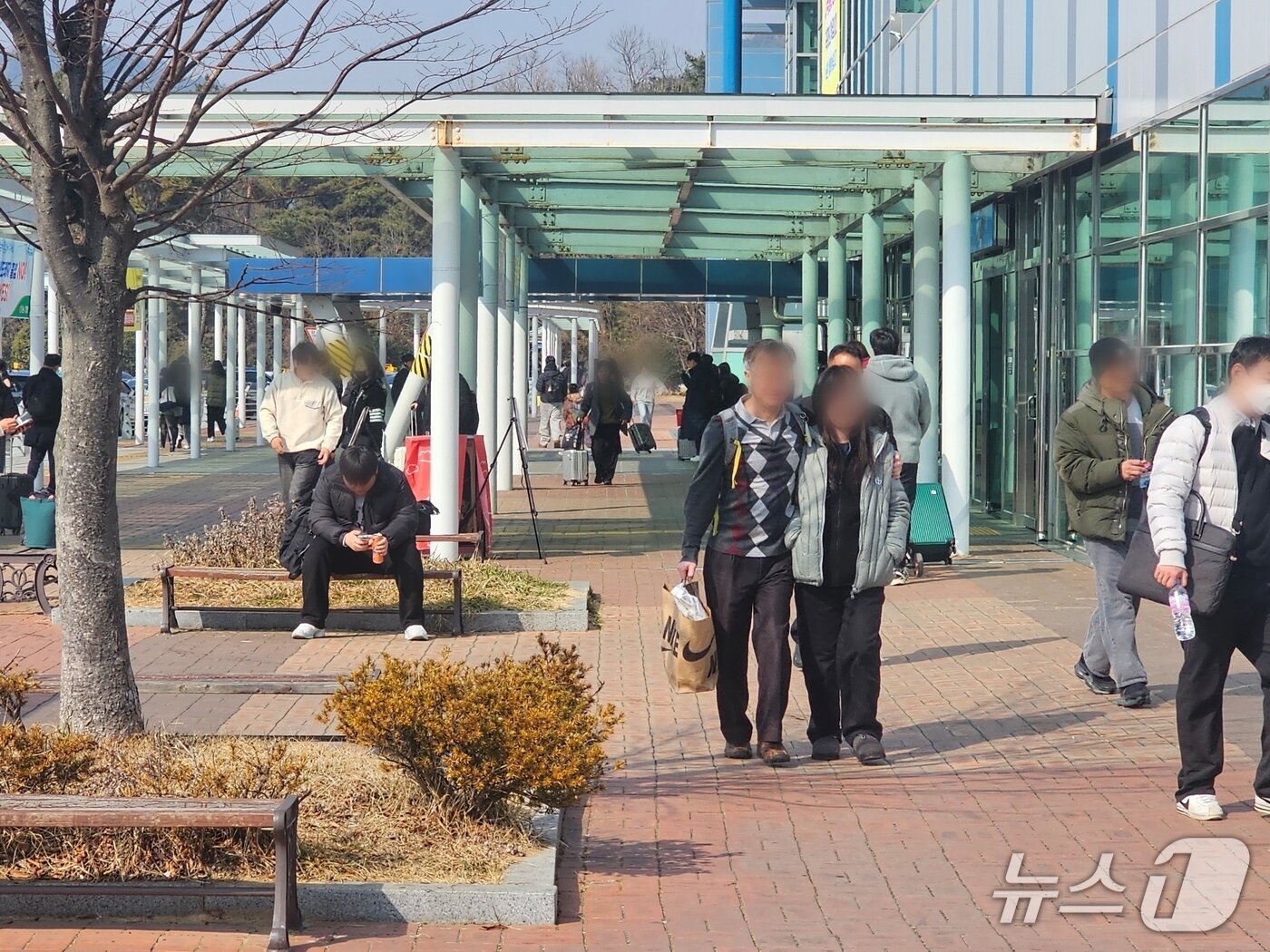 본문 이미지 - 설 연휴를 하루 앞둔 13일 창원중앙역 밖으로 귀성객들이 나오고 있다. 2026.2.13 ⓒ 뉴스1 박민석 기자