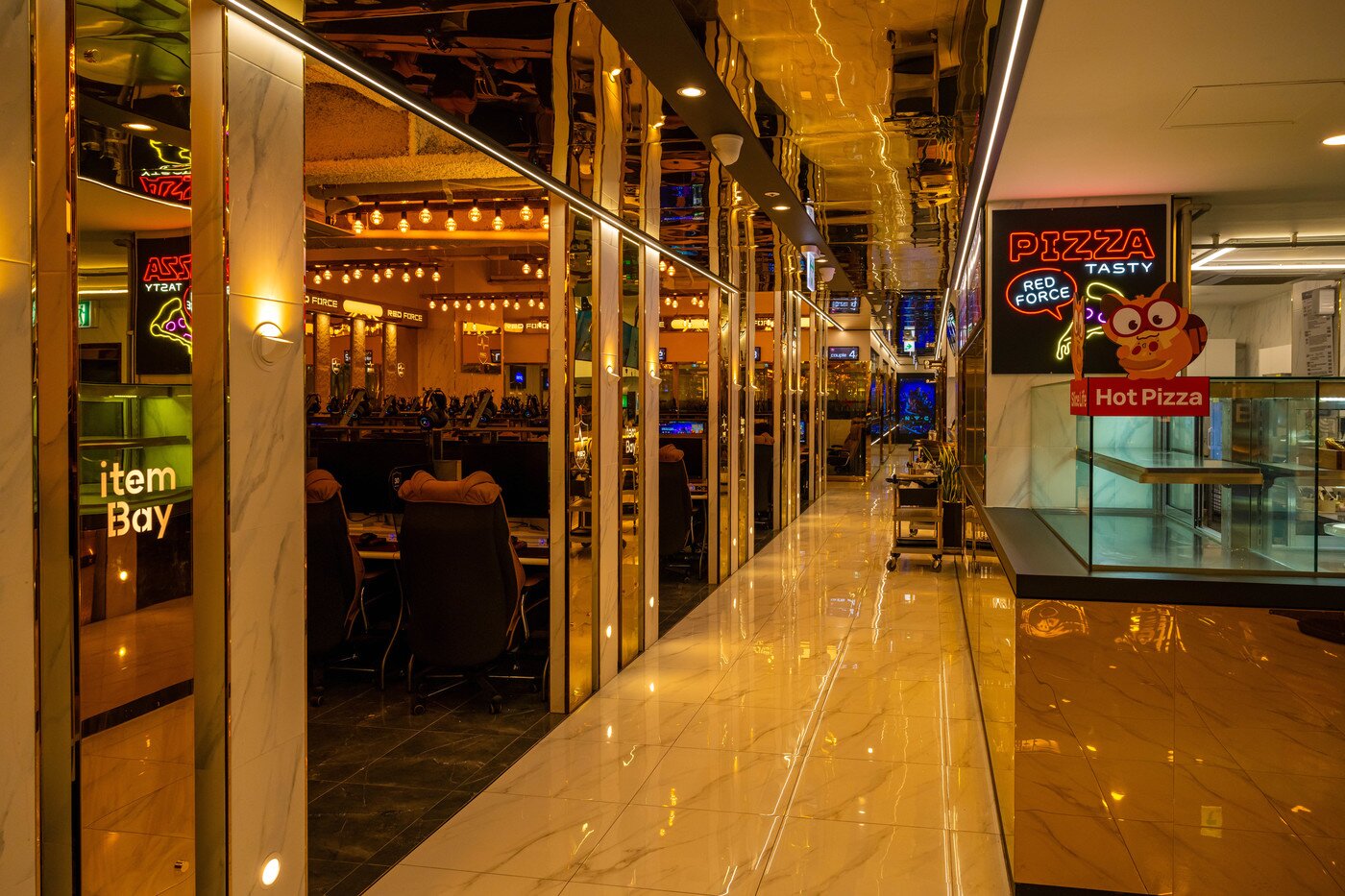 본문 이미지 -  레드포스pc아레나 신논현점 내부(서울관광재단 제공)