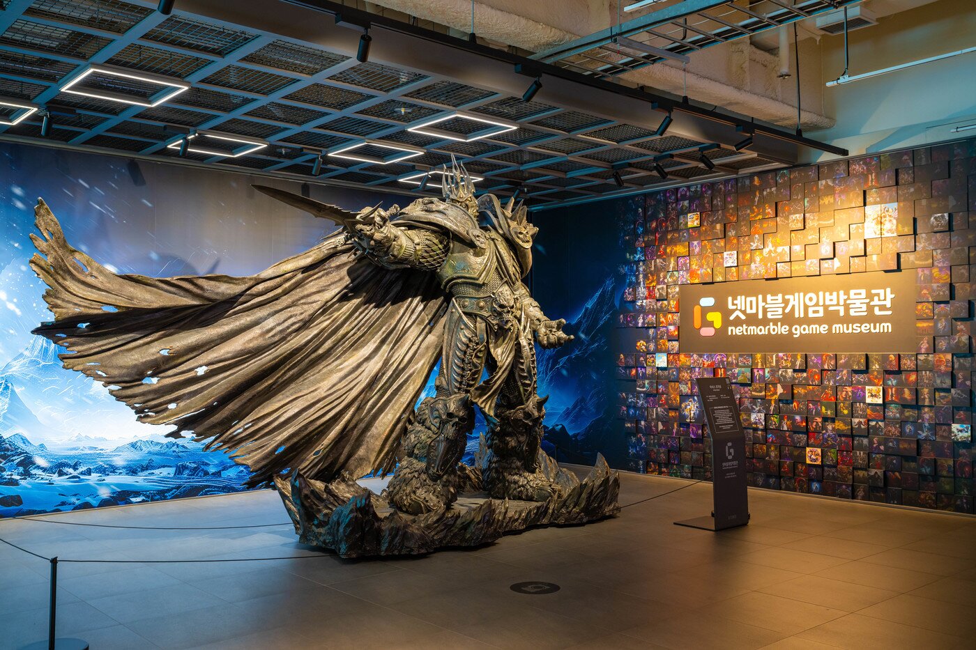 본문 이미지 - 넷마블게임박물관 아서스 조형물(서울관광재단 제공)