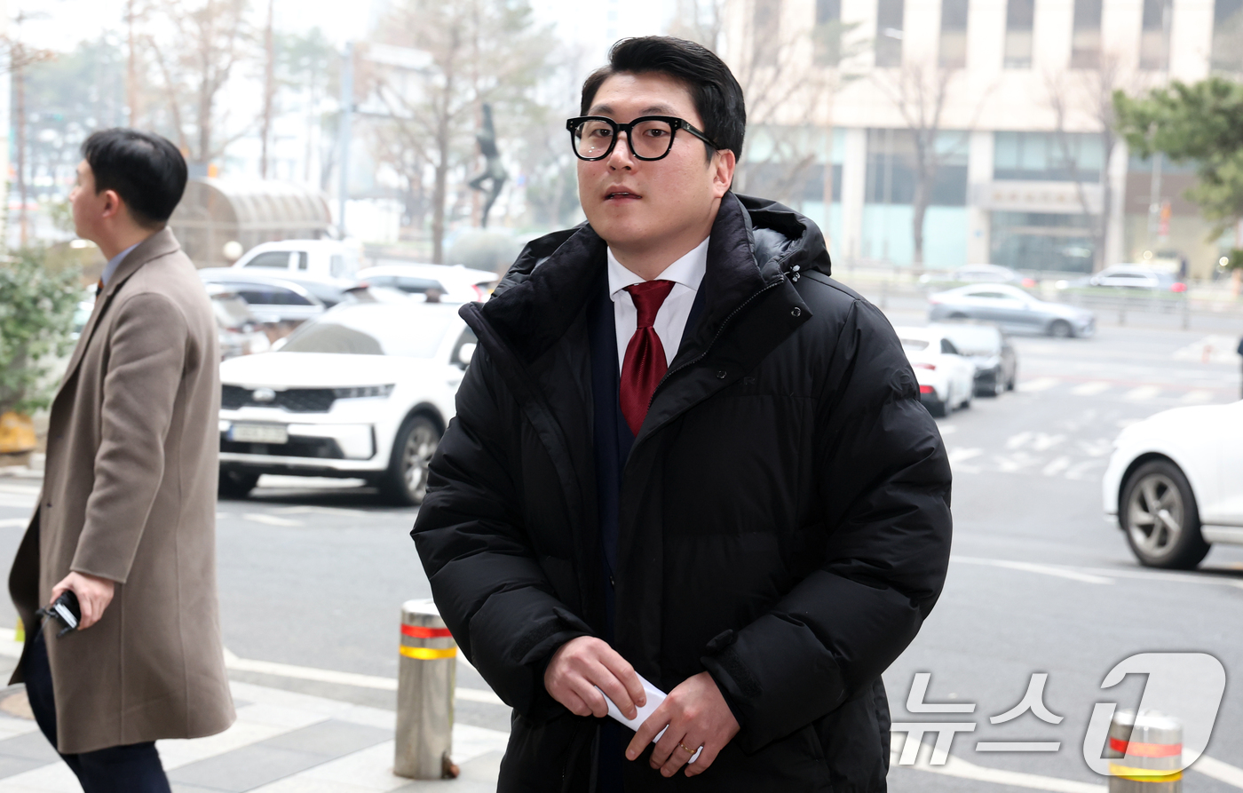 (서울=뉴스1) 김명섭 기자 = 김민석 서울시 강서구 의원이 13일 오후 서울 마포구 서울경찰청 공공범죄수사대에서 강선우 무소속 국회의원과 김용연 전 서울시의원의 정치자금법 위반 …