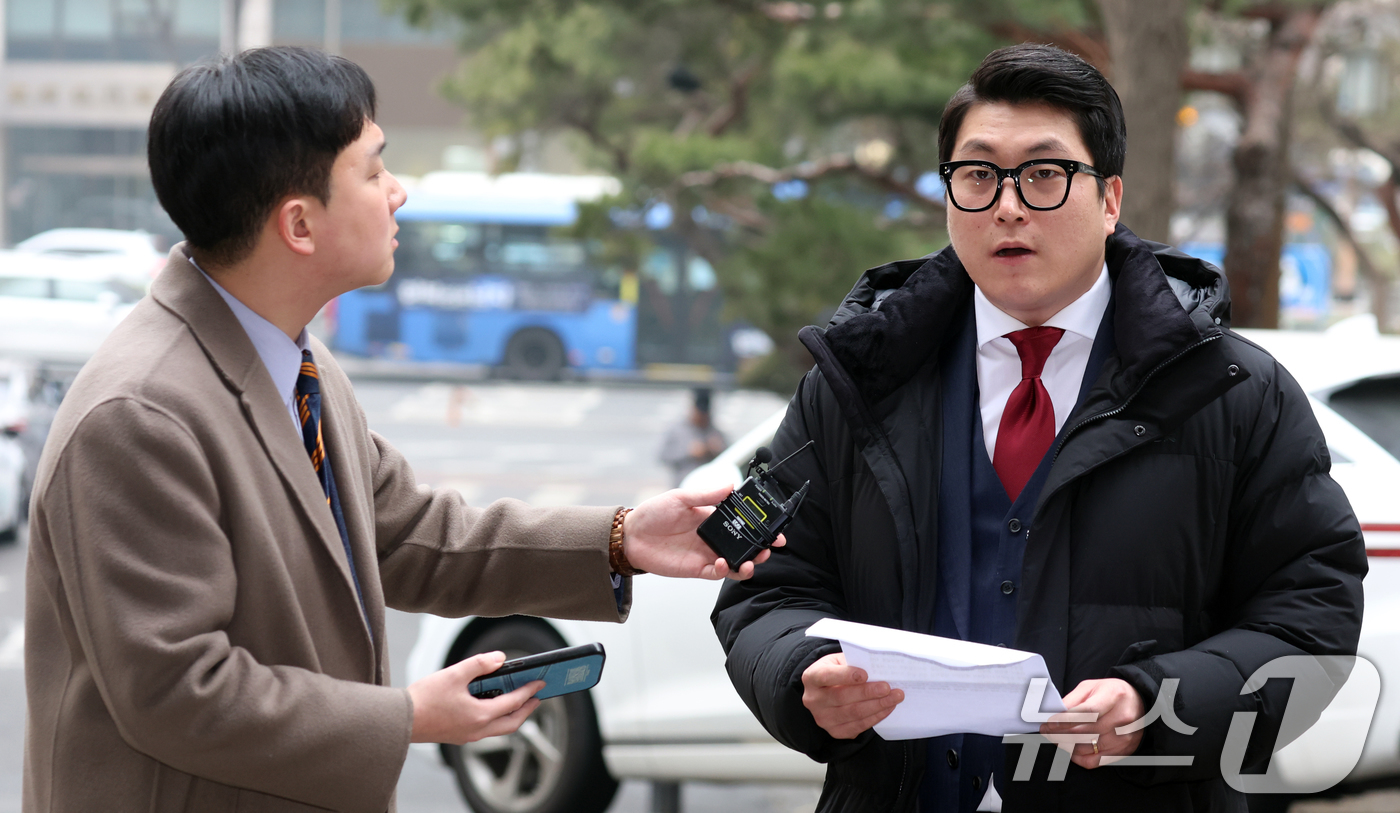 (서울=뉴스1) 김명섭 기자 = 김민석 서울시 강서구 의원이 13일 오후 서울 마포구 서울경찰청 공공범죄수사대에서 강선우 무소속 국회의원과 김용연 전 서울시의원의 정치자금법 위반 …