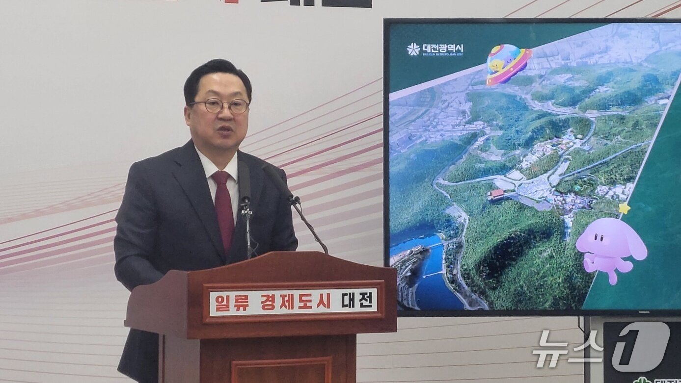 본문 이미지 - 이장우 대전시장이 13일 오전 충남대전 통합 법안의 국회 행안위 전체회의 통과에 대해 비판하고 있다. (박종명 기자) / 뉴스1