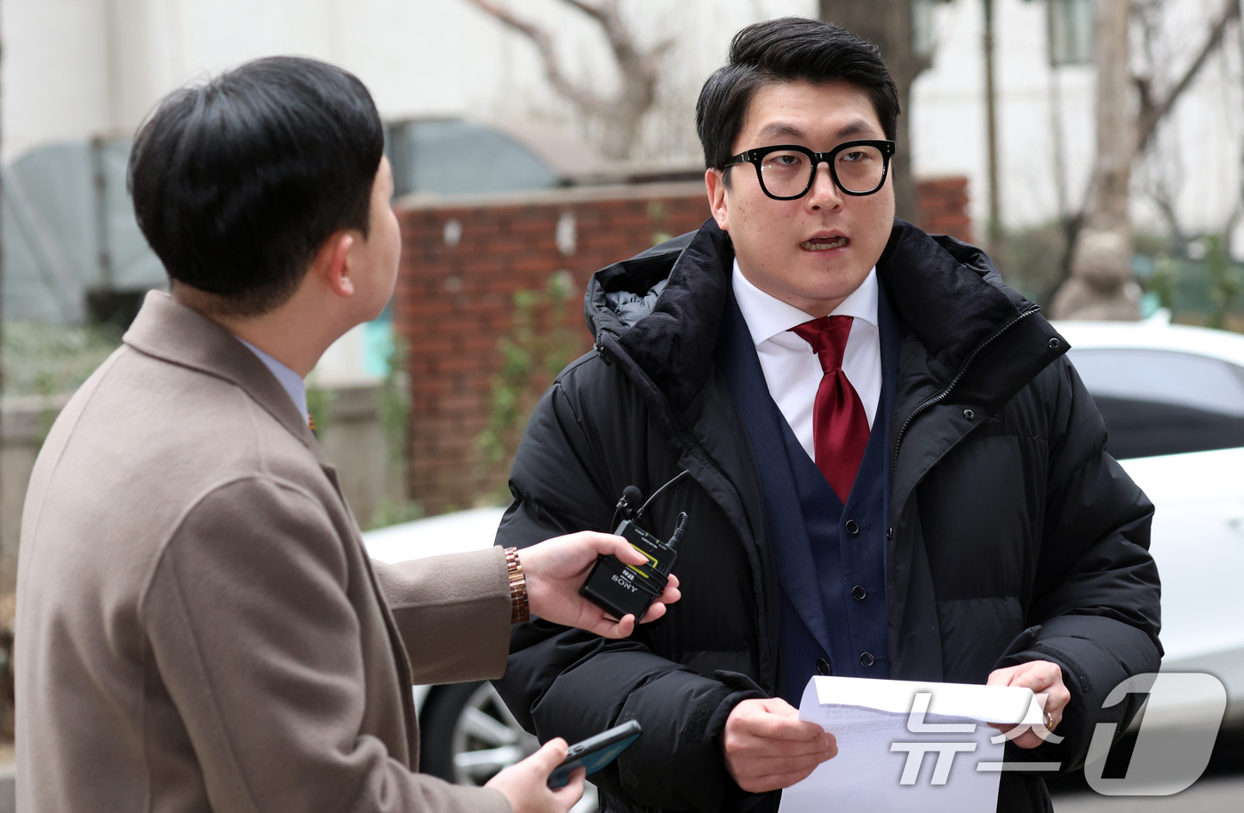 (서울=뉴스1) 김명섭 기자 = 김민석 서울시 강서구 의원이 13일 오후 서울 마포구 서울경찰청 공공범죄수사대에서 강선우 무소속 국회의원과 김용연 전 서울시의원의 정치자금법 위반 …