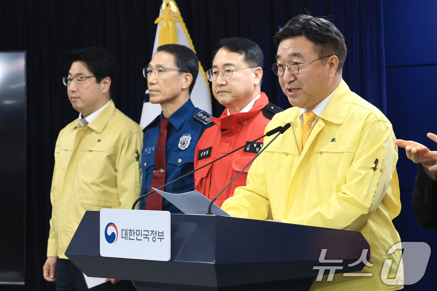 (서울=뉴스1) 임세영 기자 = 윤호중 행정안전부 장관이 13일 서울 종로구 정부서울청사에서 산불방지 대국민 담화문을 발표하고 있다.  2026.2.13/뉴스1