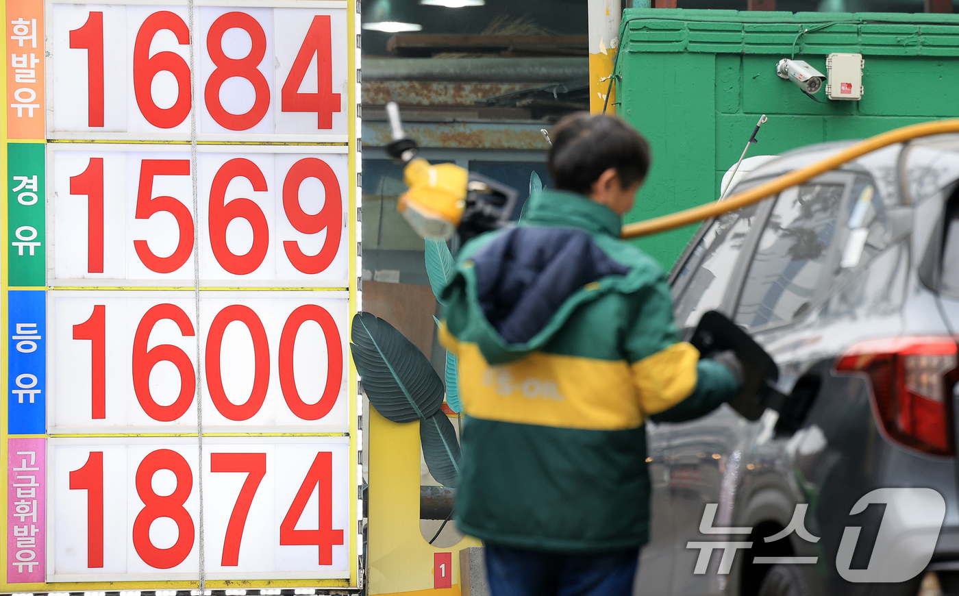 (서울=뉴스1) 이호윤 기자 = 정부가 이달 말 종료 예정인 '유류세 한시적 인하 조치'를 2개월 더 연장하기로 했다. 현재 유류세 인하율은 휘발유 7%, 경유·액화석유가스(LPG …