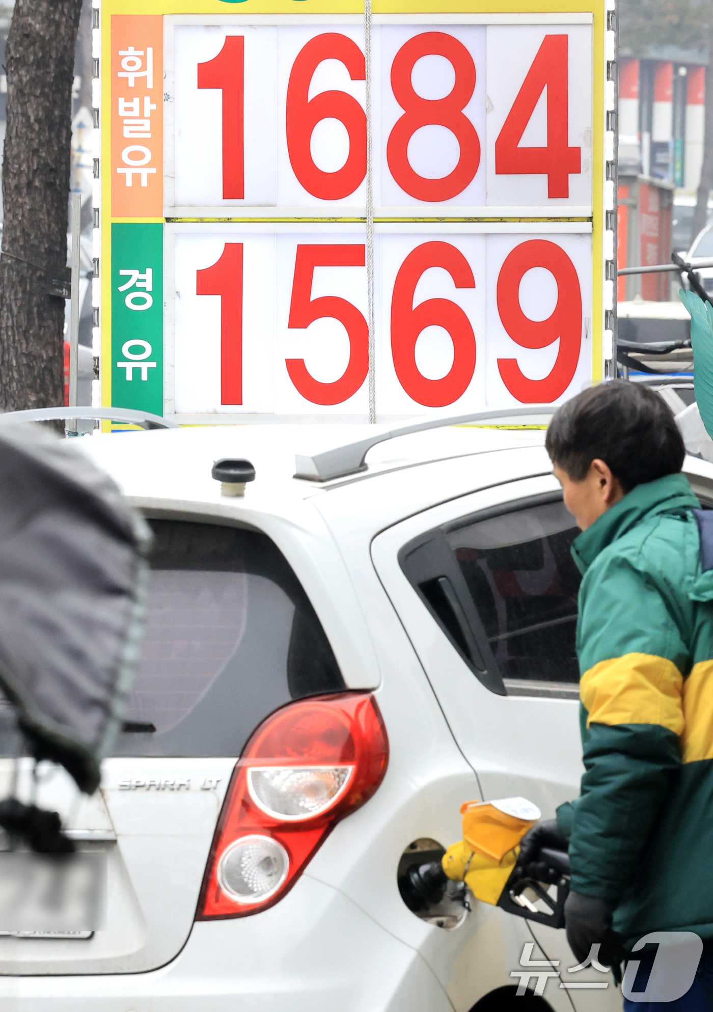 (서울=뉴스1) 이호윤 기자 = 정부가 이달 말 종료 예정인 '유류세 한시적 인하 조치'를 2개월 더 연장하기로 했다. 현재 유류세 인하율은 휘발유 7%, 경유·액화석유가스(LPG …