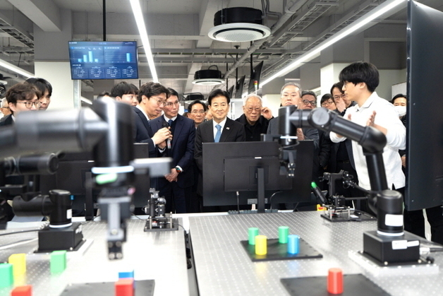 정동영, 전북대 피지컬AI 실증랩 찾아 "정책적 지원 최선"