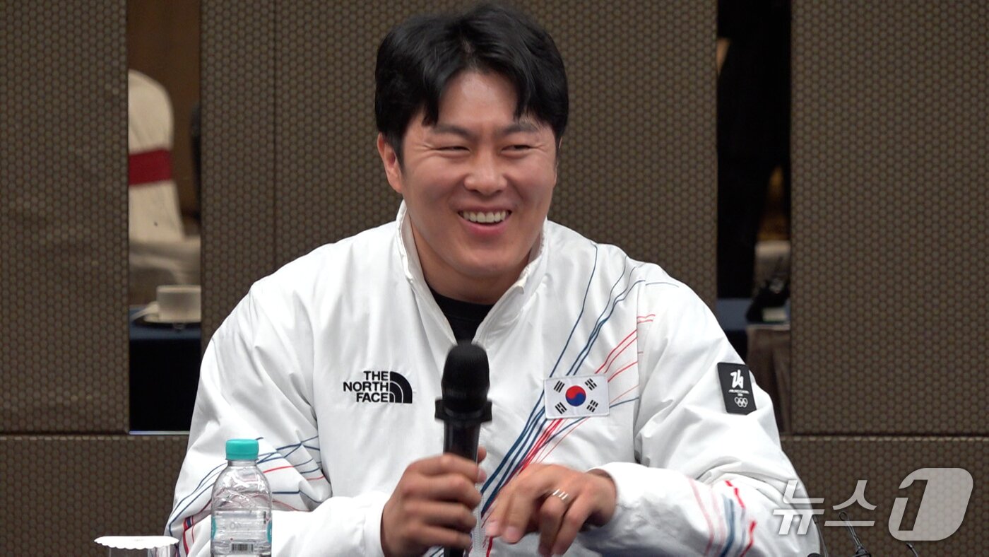 본문 이미지 - 한국 스노보드 국가대표 김상겸 선수가 13일 강원도 정선 하이원그랜드호텔 다이아몬드룸에서 열린 2026 밀라노·코르티나 동계올림픽 포상금 수여식에서 질문에 대답하고 있다.