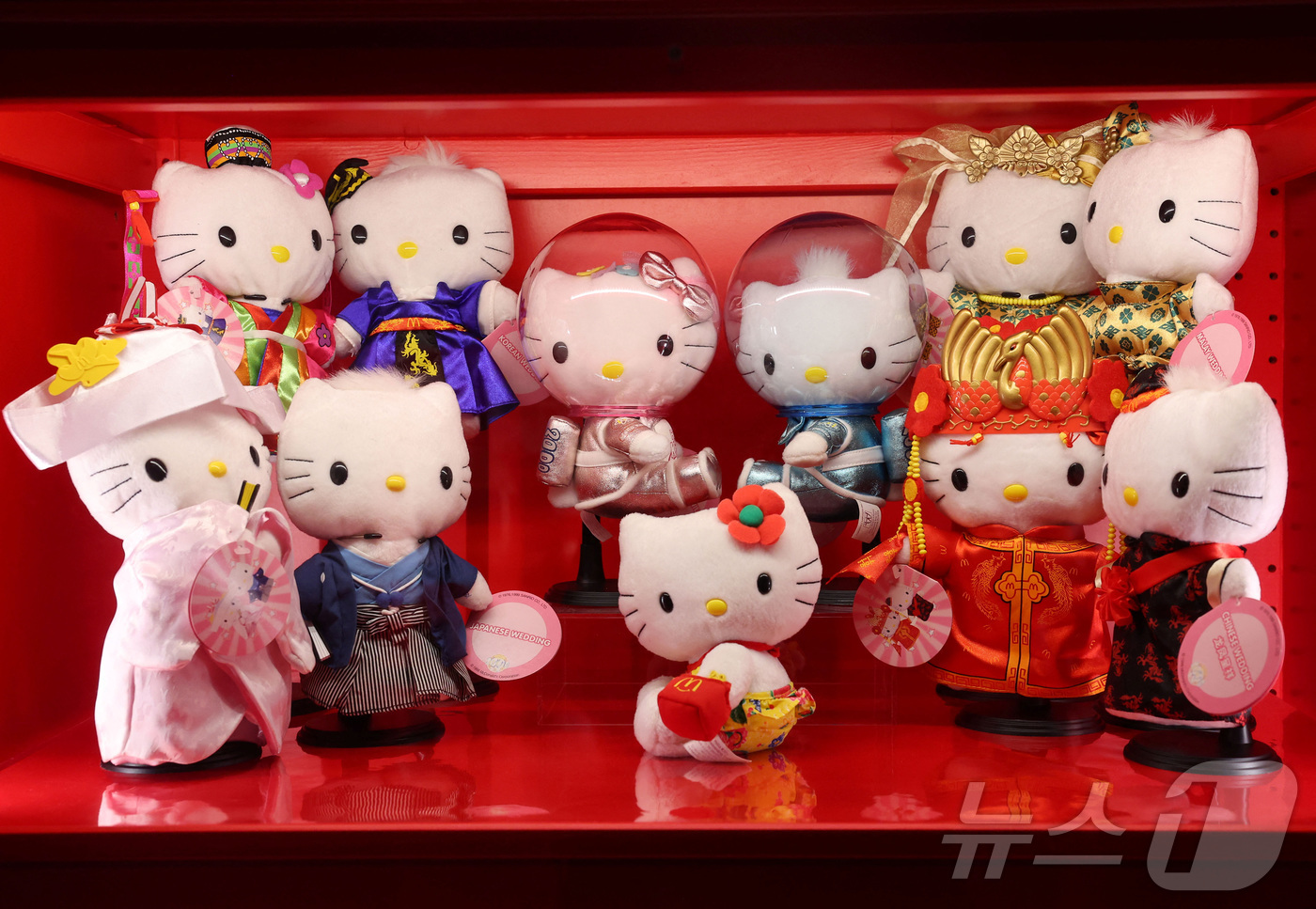 (런던 로이터=뉴스1) 윤다정 기자 = 2024년 2월 5일(현지시간) 영국 런던 서머셋 하우스에 헬로 키티 인형이 전시돼 있다. 산리오는 13일 헬로 키티 담당 디자이너가 3대 …