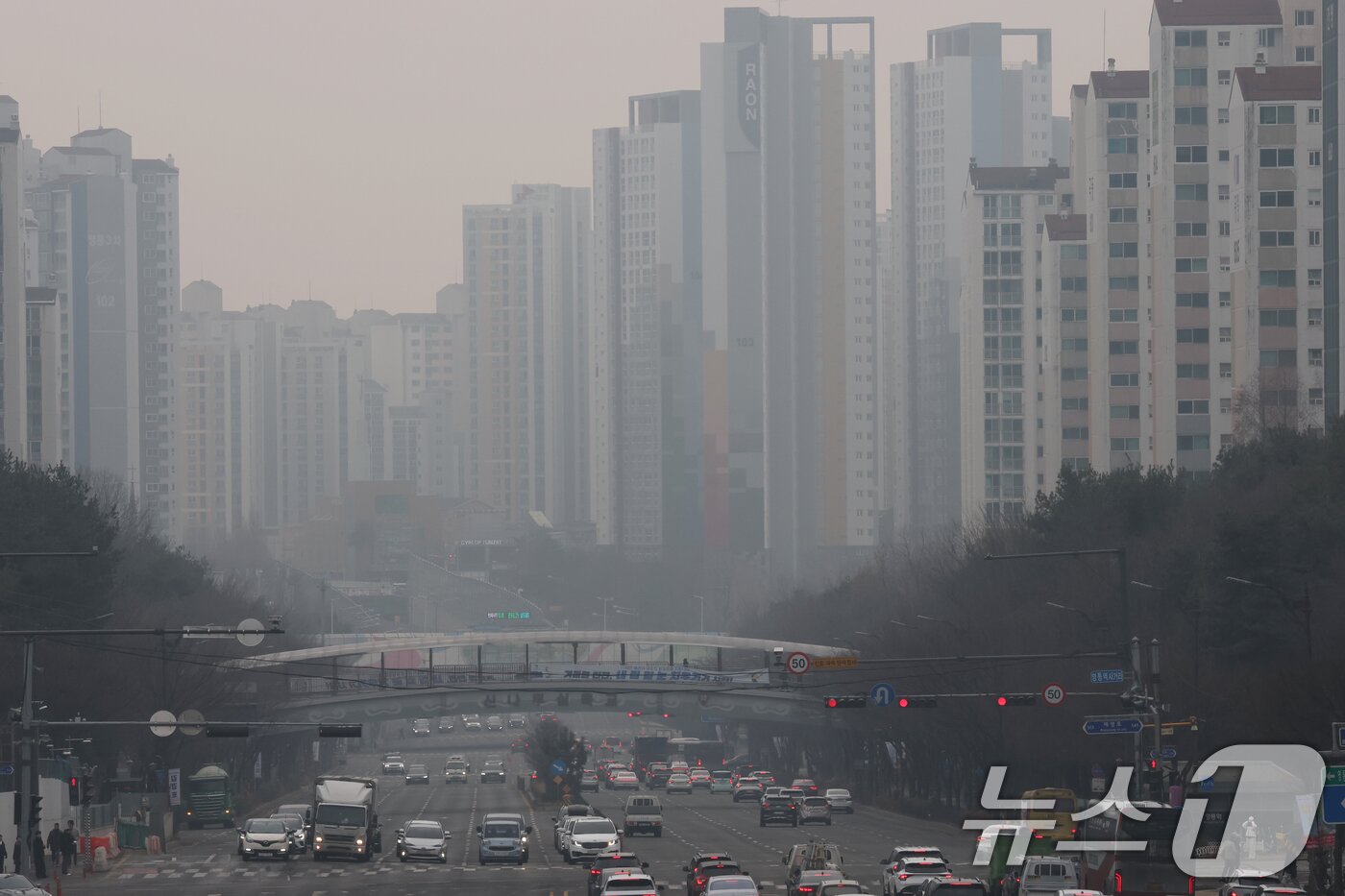 본문 이미지 - 경기 수원시 영통구 일대가 안개와 미세먼지로 인해 뿌연 모습을 보이고 있다.ⓒ 뉴스1 김영운 기자