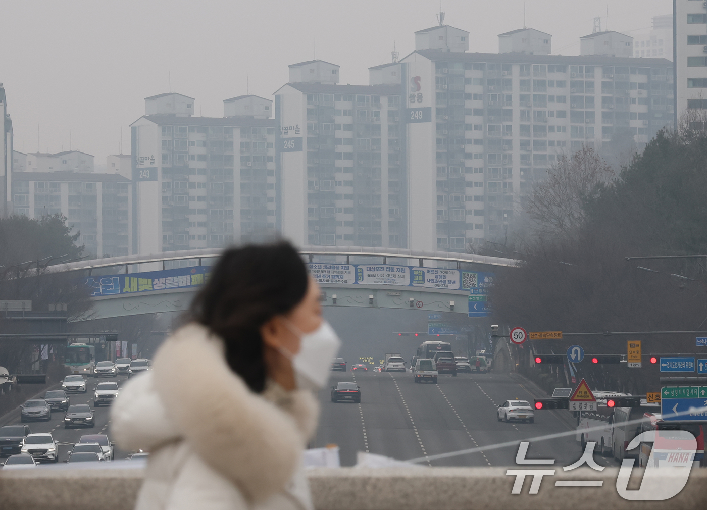 (수원=뉴스1) 김영운 기자 = 경기도 전역에 올해 첫 고농도 미세먼지 비상저감조치가 내려진 13일 경기 수원시 영통구 일대가 안개와 미세먼지로 인해 뿌연 모습을 보이고 있다. 2 …