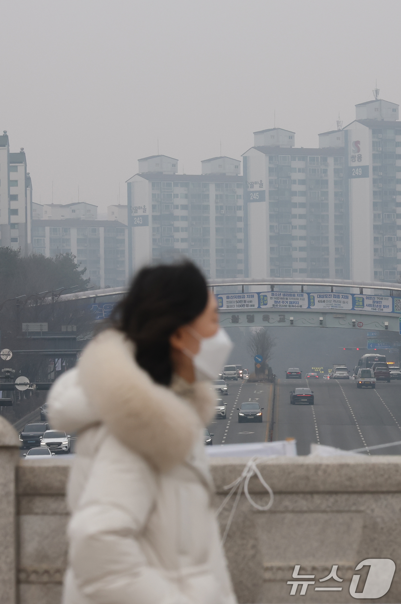 (수원=뉴스1) 김영운 기자 = 경기도 전역에 올해 첫 고농도 미세먼지 비상저감조치가 내려진 13일 경기 수원시 영통구 일대가 안개와 미세먼지로 인해 뿌연 모습을 보이고 있다. 2 …