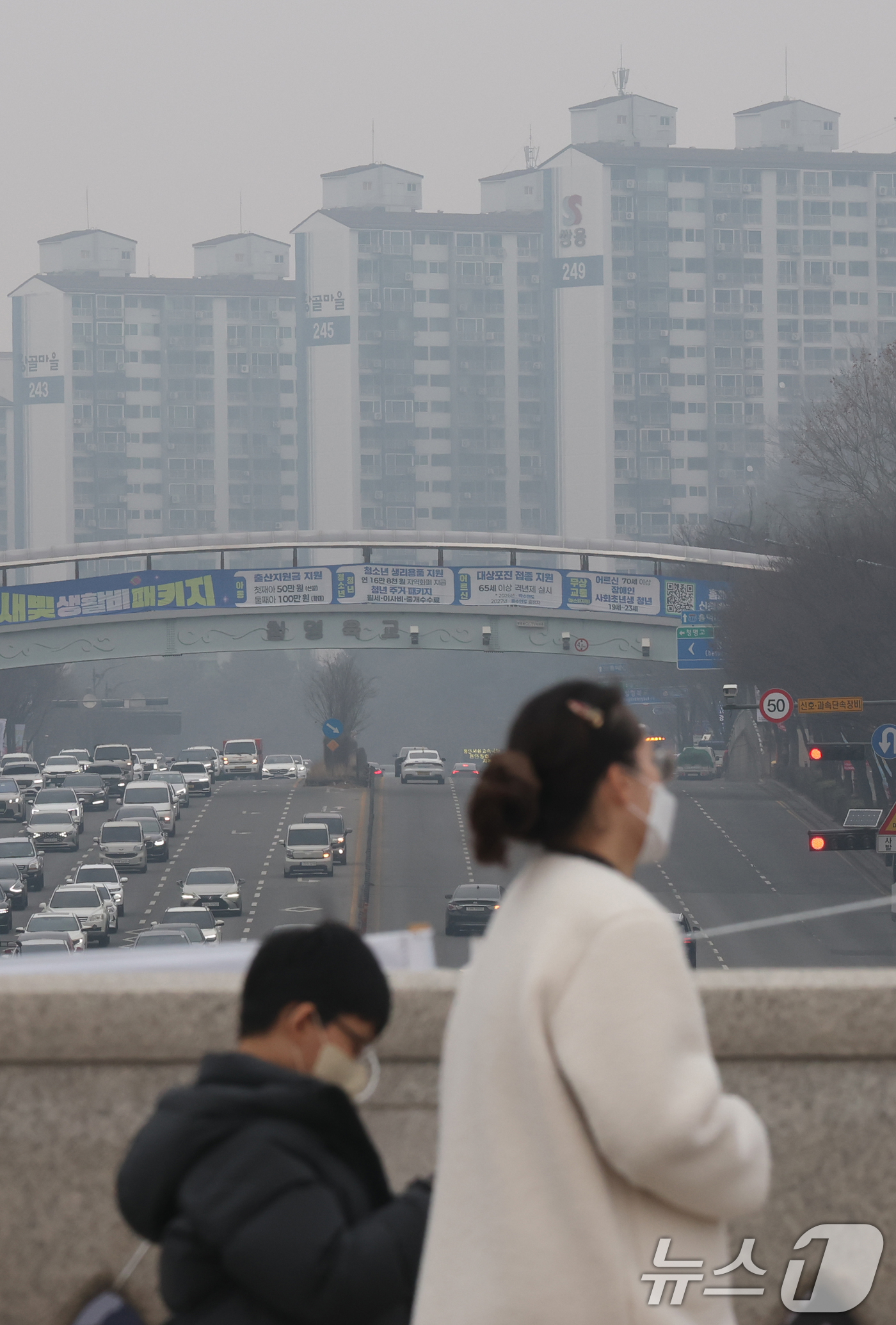 (수원=뉴스1) 김영운 기자 = 경기도 전역에 올해 첫 고농도 미세먼지 비상저감조치가 내려진 13일 경기 수원시 영통구 일대가 안개와 미세먼지로 인해 뿌연 모습을 보이고 있다. 2 …