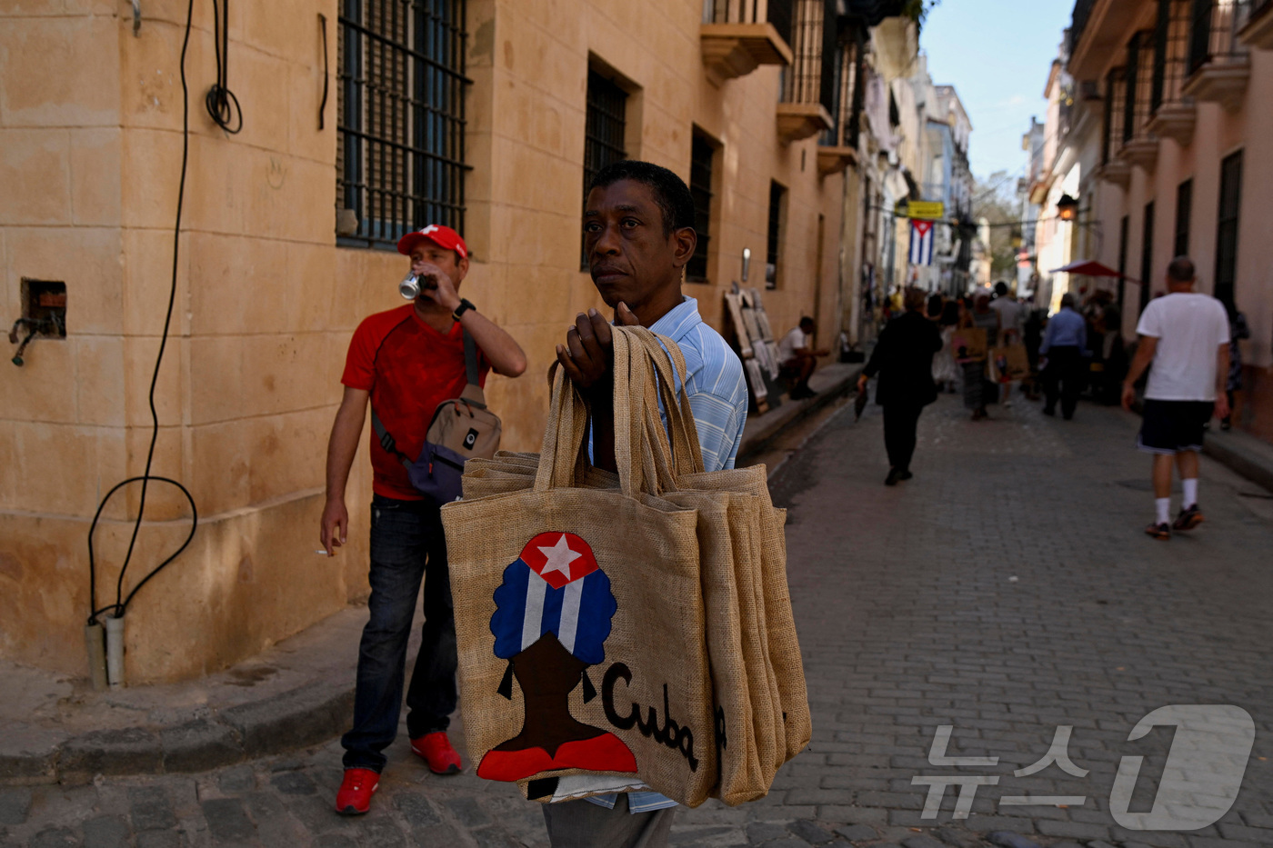 (아바나 로이터=뉴스1) 이정환 기자 = 미국이 석유 봉쇄 조치를 가하고 있는 쿠바에서 한 남성이 지난 11일(현지시간) 쿠바 하바나에서 관광객들에게 수제 가방을 팔고 있다. 20 …