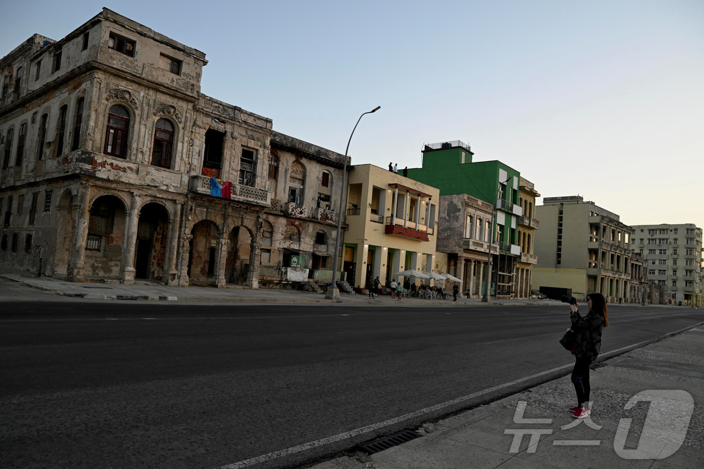 (아바나 로이터=뉴스1) 이정환 기자 = 지난 11일(현지시간) 미국이 쿠바의 석유 수송을 차단한 가운데 한 관광객이 쿠바 아바나의 말레콘 해변가에서 사진을 찍고 있다. 2026. …