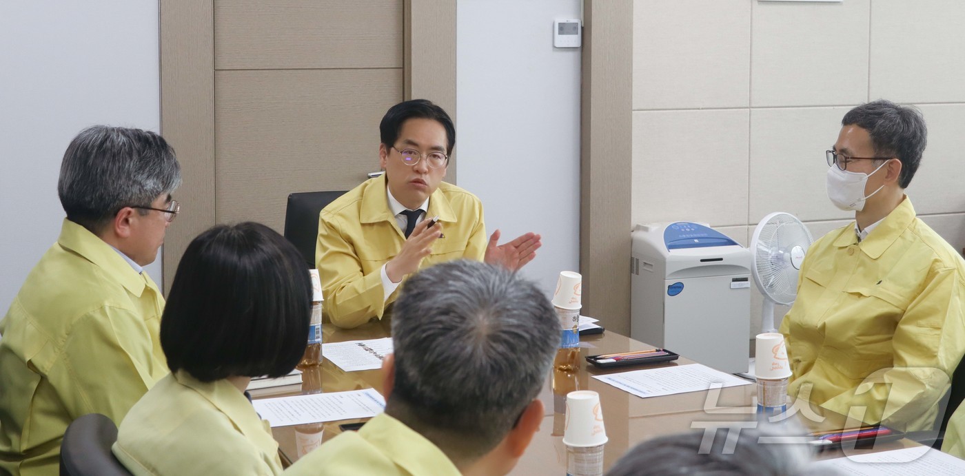 (서울=뉴스1) = 김민재 행정안전부 차관이 13일 오후 국가정보자원관리원 대전 본원을 방문해 화재 피해 복구 후 행정정보시스템 운영 상황 등을 점검하고 있다. (행정안전부 제공. …