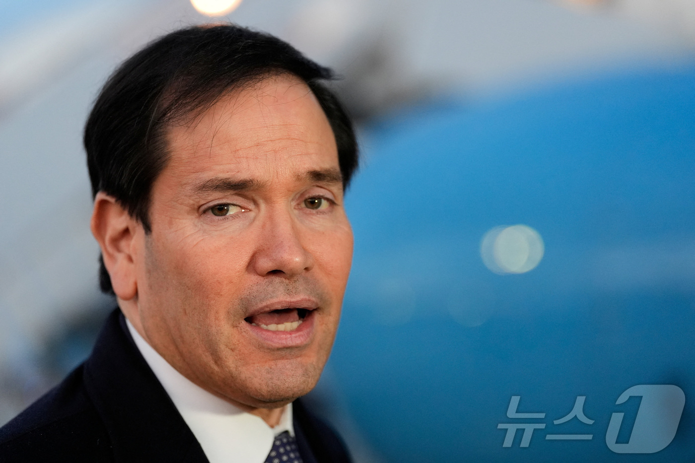 (앤드루스 기지 로이터=뉴스1) 이정환 기자 = 마코 루비오 미국 국무장관이 12일(현지시간) 뮌헨안보회의 참석을 위해 미국 메릴랜드주 앤드루 공군기지에서 비행기에 탑승하기 전 기 …