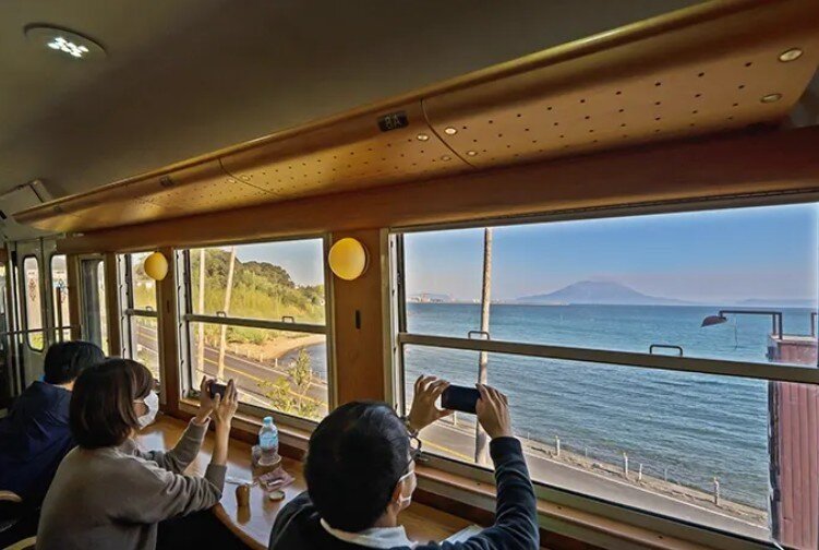 본문 이미지 - 화산이 깊은 인상을 남기는 사쿠라지마섬이 열차 안에서 또렷하게 보입니다. 이 화산섬은 가고시마 항구에서 페리를 타고 15분 거리에 있습니다.(일본정부관광국 제공)