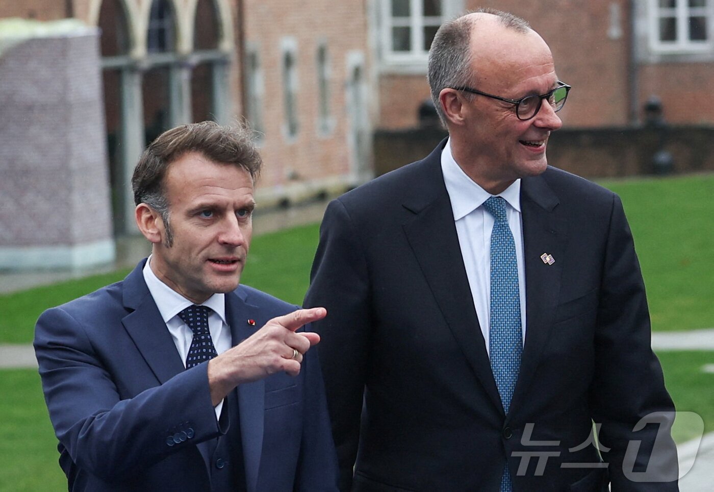 본문 이미지 - 프리드리히 메르츠 독일 총리와 에마뉘엘 마크롱 프랑스 대통령이 지난달 12일(현지시간) 벨기에 알덴 비젠 성에서 열린 유럽연합 정상회의 비공식 회의 당일 산책하고 있다. 2026.02.12. ⓒ 로이터=뉴스1