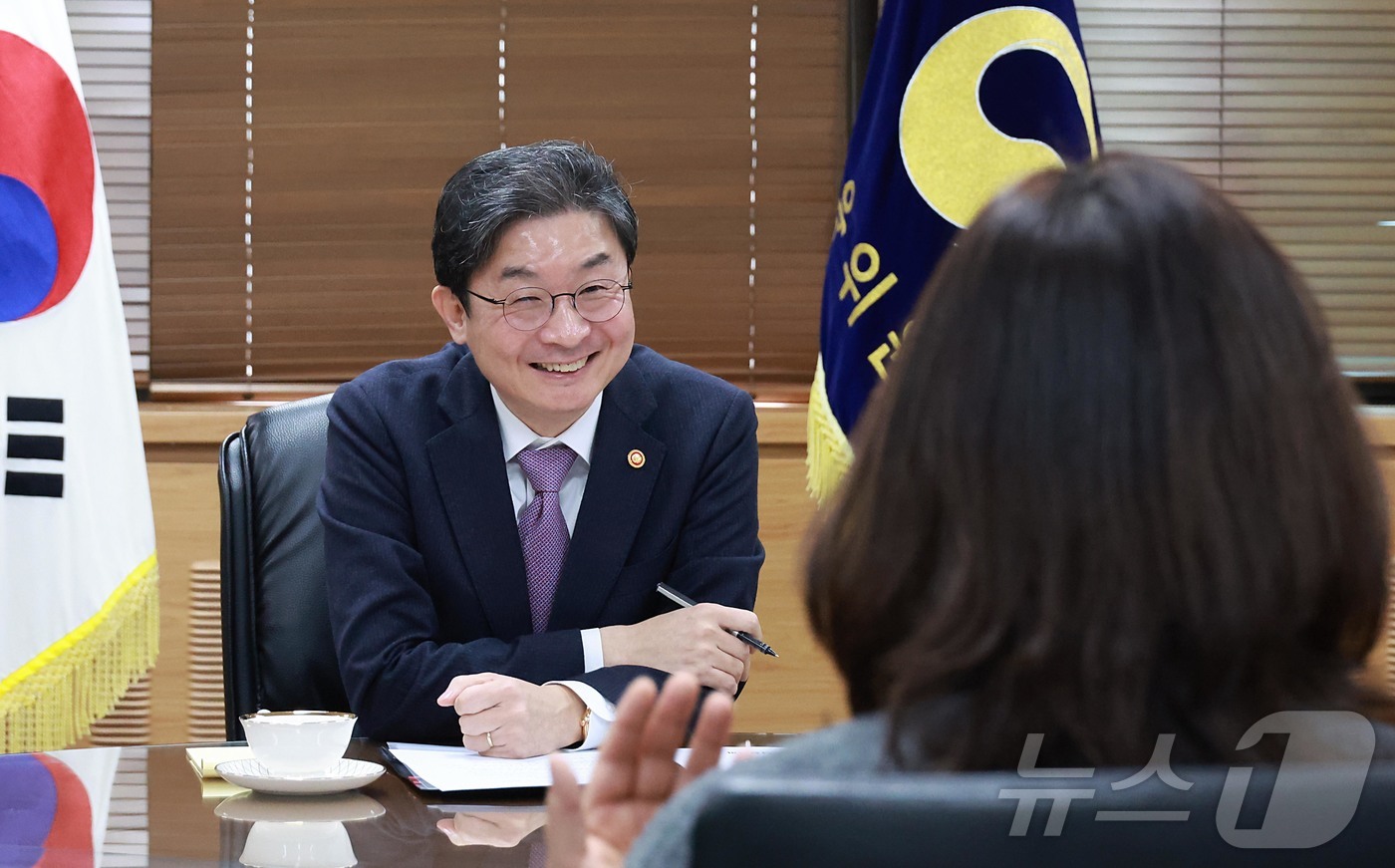 (서울=뉴스1) = 이억원 금융위원장이 13일 오전 서울 종로구 정부서울청사에서 열린 전국민 신용회복지원 수기 공모전 수상자 간담회에서 수상자와 면담을 하고 있다. (금융위원회 제 …