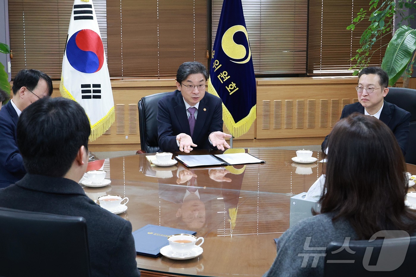 (서울=뉴스1) = 이억원 금융위원장이 13일 오전 서울 종로구 정부서울청사에서 열린 전국민 신용회복지원 수기 공모전 수상자 간담회에서 수상자들과 면담을 하고 있다. (금융위원회 …