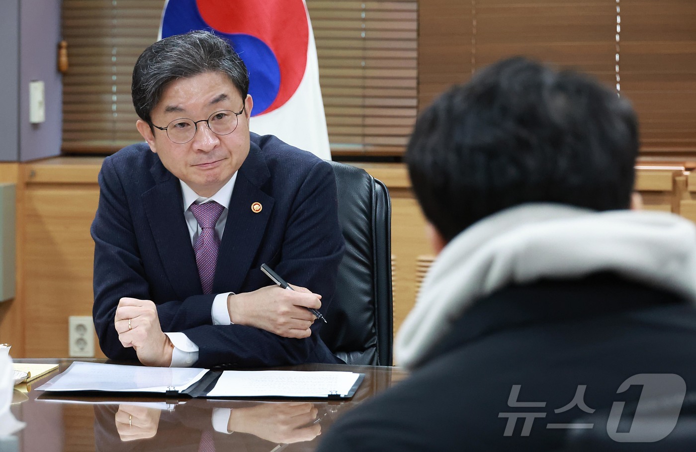 (서울=뉴스1) = 이억원 금융위원장이 13일 오전 서울 종로구 정부서울청사에서 열린 전국민 신용회복지원 수기 공모전 수상자 간담회에서 수상자와 면담을 하고 있다. (금융위원회 제 …