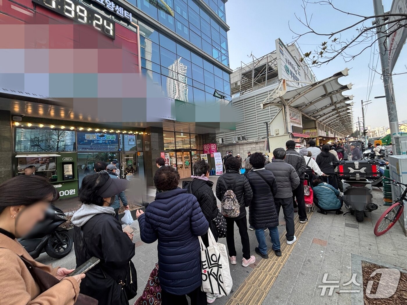 본문 이미지 - 부전시장을 방문한 많은 손님들이 장을 본 뒤 온누리 상품권을 환급하기 위해 줄을 서고 있다. 2026.2.13 ⓒ 뉴스1 홍윤 기자