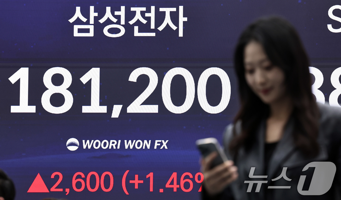 (서울=뉴스1) 구윤성 기자 = 13일 오후 서울 중구 우리은행 본점 딜링룸 전광판에 삼성전자 종가가 18만1200원을 기록하고 있다. 2026.2.13/뉴스1