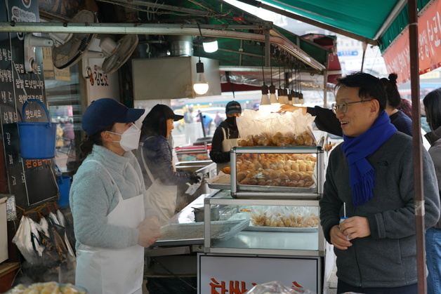 '경기지사 출마' 권칠승, 수원 지동·영동시장서 민생 보폭 확대
