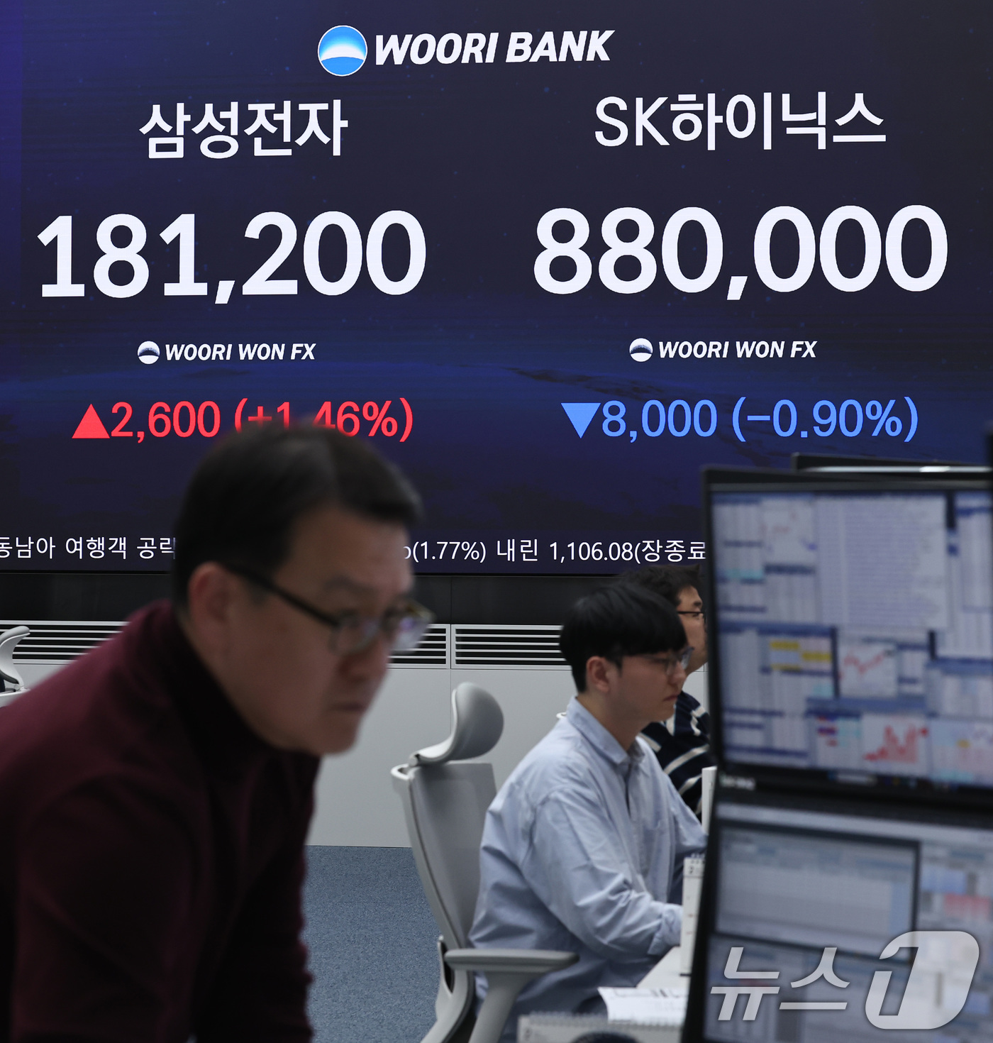 (서울=뉴스1) 구윤성 기자 = 13일 오후 서울 중구 우리은행 본점 딜링룸 전광판에 삼성전자와 SK하이닉스 종가가 표시되고 있다. 2026.2.13/뉴스1