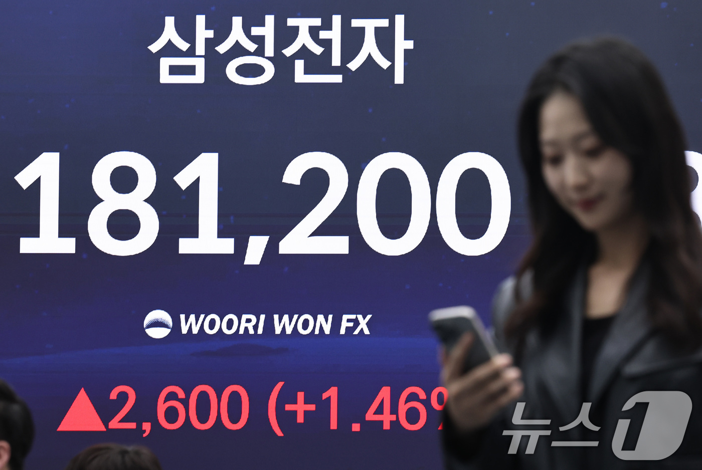 (서울=뉴스1) 구윤성 기자 = 13일 오후 서울 중구 우리은행 본점 딜링룸 전광판에 삼성전자 종가가 18만1200원을 기록하고 있다. 2026.2.13/뉴스1